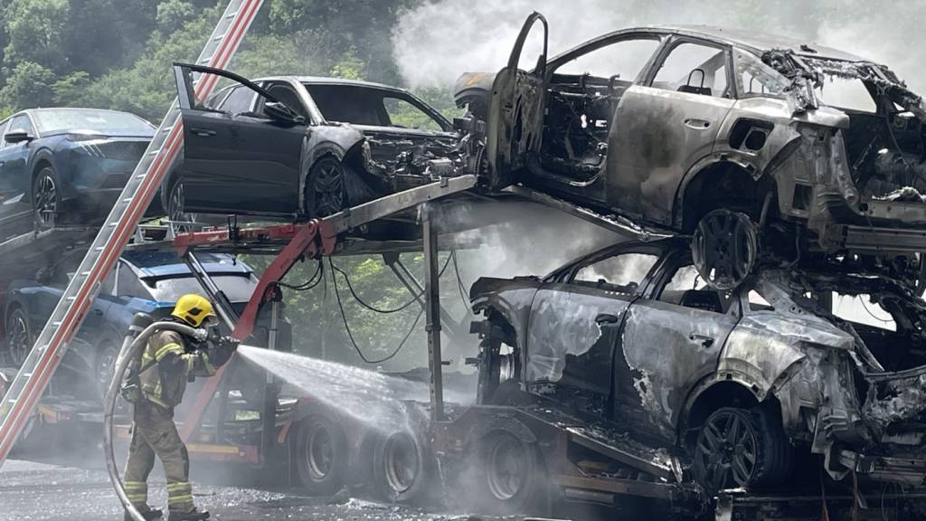 Der Lastwagen hielt in einem Baustellenbereich in Soazza GR an, als der Brand ausbrach.