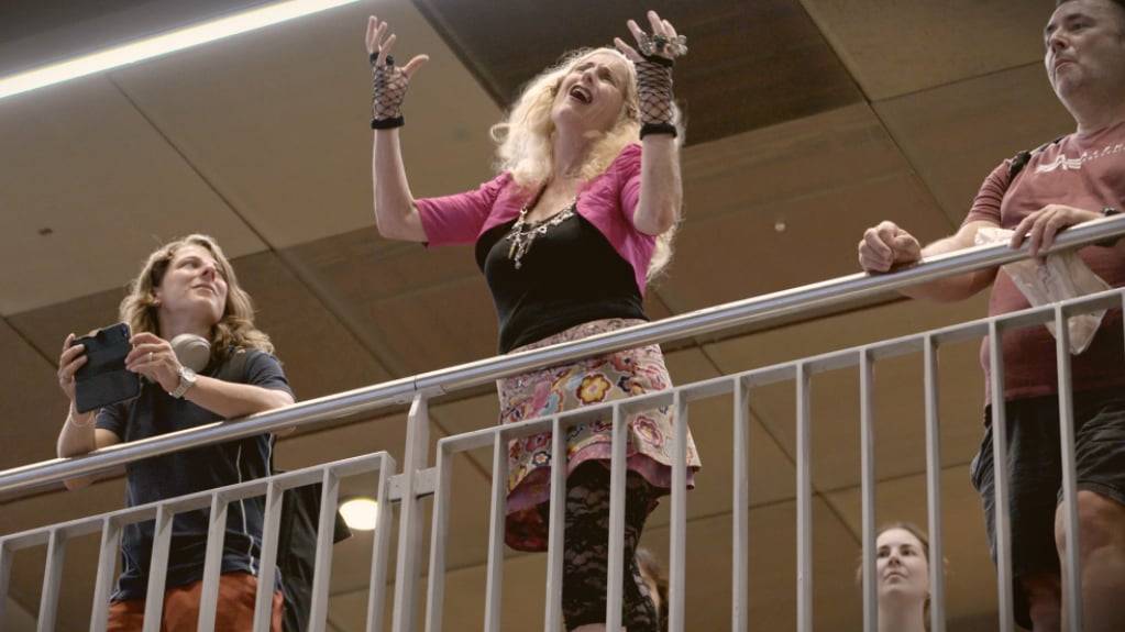 Die vielleicht stärkste Szene des Films «Das Geheimnis von Bern» zeigt die Avantgarde-Jodlerin Christine Lauterburg und andere Musikschaffende in der Berner Bahnhofshalle.
