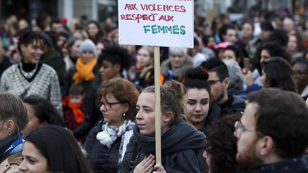 Nein zu Sexismus, Belästigung und Gewalt, dafür mehr Respekt gegenüber Frauen, fordert diese Teilnehmerin an der Kundgebung in Genf am Vorabend des Internationalen Tages gegen Gewalt an Frauen.
