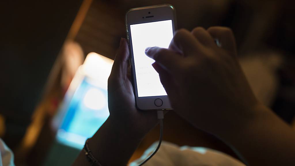 Die Farbe des Lichts spielt laut einer neuen Studie keine Rolle für den Schlaf. (Symbolbild)