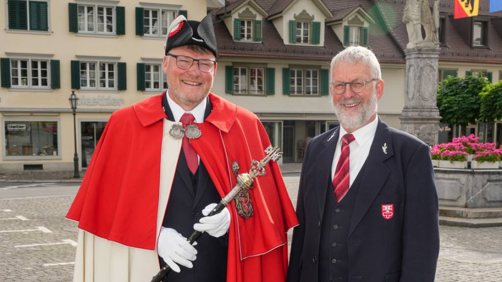 Der neue Landweibel Daniel Lüönd (links) mit seinem Vorgänger Eduard Amstad.