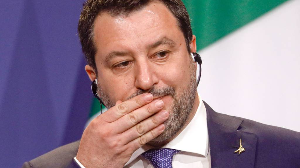 ARCHIV - Der frühere italienische Innenminister Matteo Salvini nimmt an einer Pressekonferenz teil. Der Prozess Salvini wegen der Blockade eines Seenotretterschiffes ist eröffnet und wie erwartet direkt auf den 23. Oktober vertagt worden. Foto: Laszlo Balogh/AP/dpa