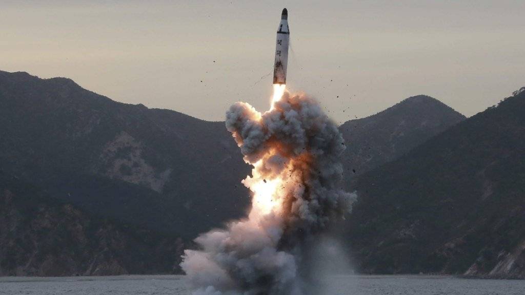 Das undatierte Bild der nordkoreanischen staatlichen Nachrichtenagentur KCNA zeigt den Abschuss einer Rakete von einem nordkoreanischen U-Boot. Nordkorea soll vier weitere Raketentests durchgeführt haben. Sie seien jedoch gescheitert, meldet die japanische Nachrichtenagentur Kyodo.