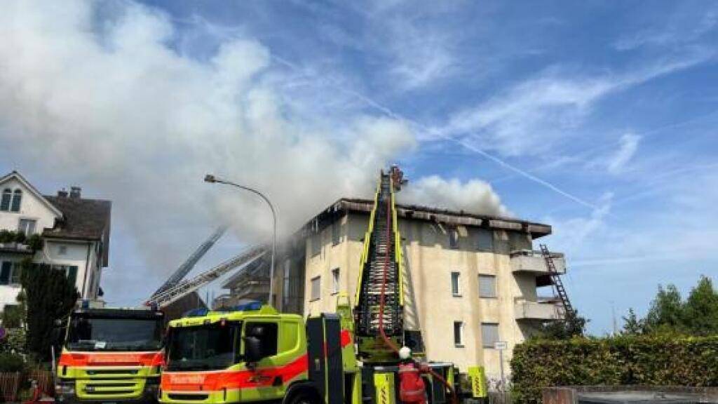 Bei dem Brand in Oberrieden mussten rund zwei Dutzend Bewohnerinnen und Bewohner evakuiert werden.