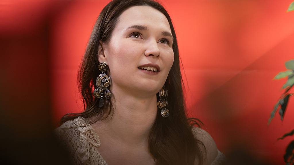 Auch Deutsch kann poetisch sein: Zoë Më über die Eigenheiten ihrer Muttersprache und warum sie gerne von einer Sprache zur anderen hüpft.