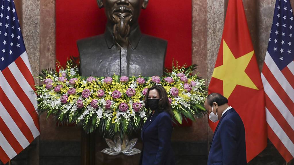 dpatopbilder - Kamala Harris (l), US-Vizepräsidentin, geht mit dem vietnamesischen Präsidenten Nguyen Xuan Phuc im Präsidentenpalast spazieren. Harris ist derzeit im Rahmen der zweiten Auslandsreise ihrer Amtszeit in Asien unterwegs. Foto: Manan Vatsyayana/Pool AFP/AP/dpa