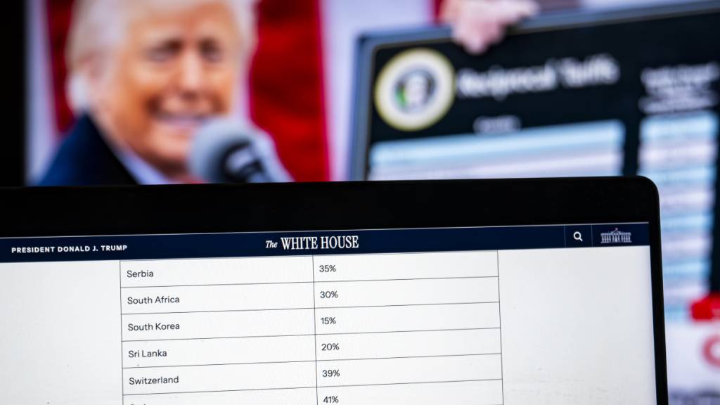 Die Unsicherheit um die US-Zollpolitik hat viele Firmenchefs bei ihren Investitionsentscheiden zögern lassen. (Archivbild)