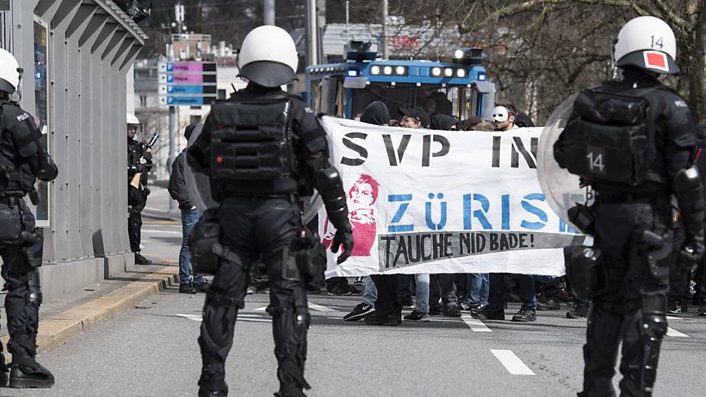 Während sich die SVP-Mitglieder am Sonntag im Kongresshaus zur 100-Jahr-Jubiläumsfeier der SVP Zürich trafen, sorgte draussen ein Grossaufgebot der Polizei für Ruhe.