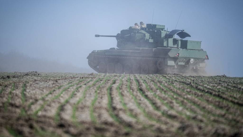 ARCHIV - Ein Gepard Flugabwehrkanonenpanzer fährt mit seiner Besatzung über ein Feld östlich von Odessa. Der von Deutschland gelieferte Panzer wird hier zur Abwehr von feindlichen Drohnen, Flugzeugen oder Hubschraubern eingesetzt. Foto: Kay Nietfeld/dpa/Archivbild