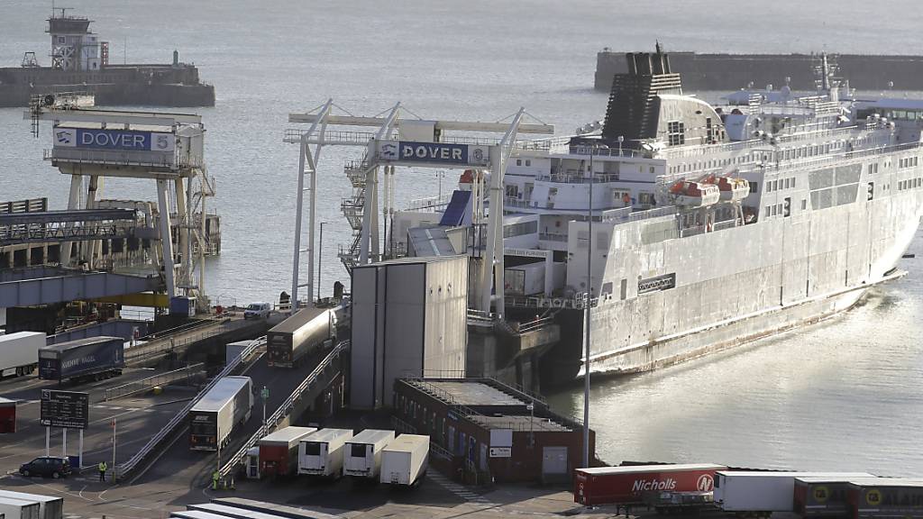 Lastwagen fahren die Rampe zu einer Fähre im Hafen von Dover hinauf. In Frankreich ist ein erster Fall der in Großbritannien aufgetretenen Variante des Coronavirus nachgewiesen worden. Foto: Kirsty Wigglesworth/AP/dpa