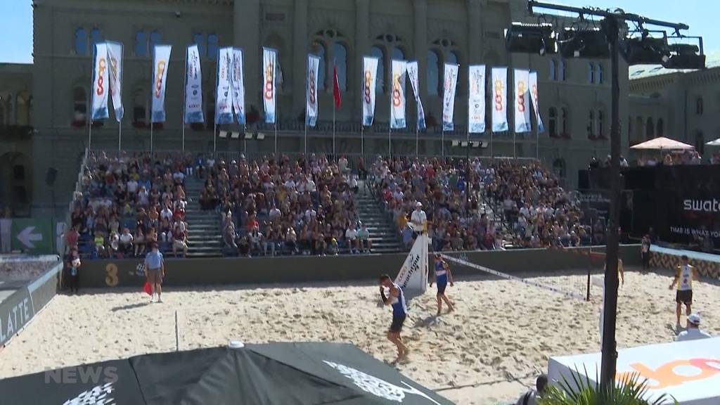 Coop Beachtour Bern: Auf dem Bundesplatz messen sich die besten Volleyballspielerinnen und -spieler der Schweiz