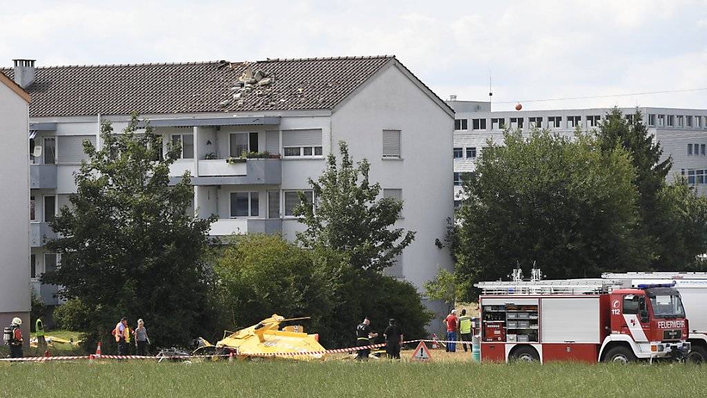 Absturzstelle in der Nähe des Flugplatzes Belp: Ein Kleinflugzeug touchierte ein Wohnhaus und stürzte danach in ein Feld. Verletzt wurde einzig der Pilot der Maschine.