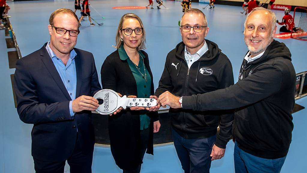 Die Mitglieder des Gemeinderats (links) übergeben den Vorstandmitgliedern des UHC Thun (rechts) den symbolischen Schlüssel für die provisorische Doppelsporthalle. (Patric Spahni)