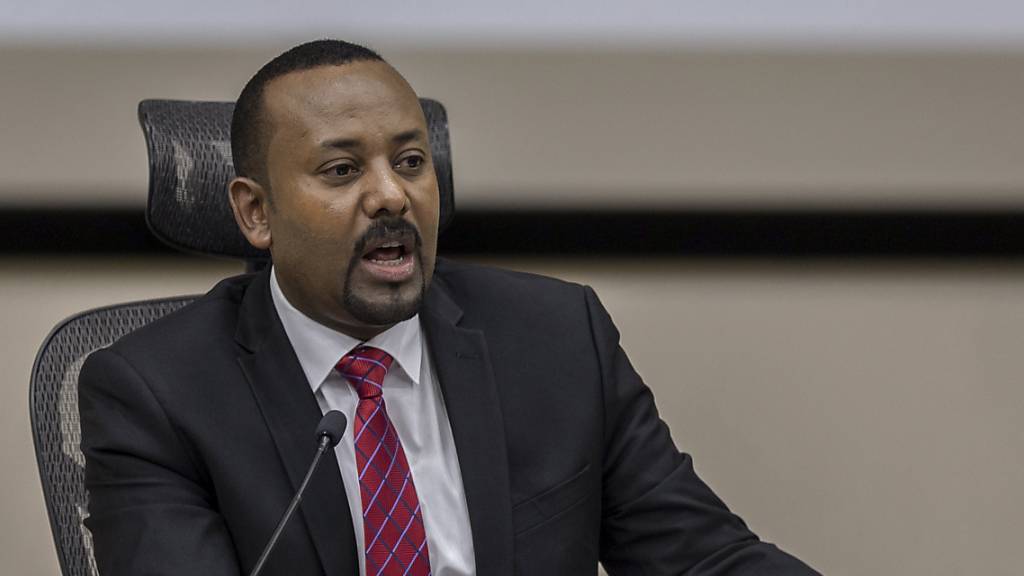 ARCHIV - Abiy Ahmed, Premierminister von Äthiopien, reagiert auf Fragen von Parlamentsmitgliedern im Büro des Premierministers. (Archivbild) Foto: Mulugeta Ayene/AP/dpa