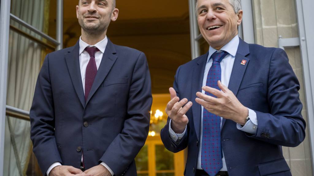 Im Gegensatz zum letzten Gipfel in Evian im Jahr 2003 soll der nächste schon im Juni nicht wieder zu Gewalt in Genf führen. Wie das erreicht werden kann, darüber sprachen Bundesrat Ignazio Cassis (rechts) und dessen französischer Amtskollege Jean-Noël Barrot am Freitagabend in Genf.