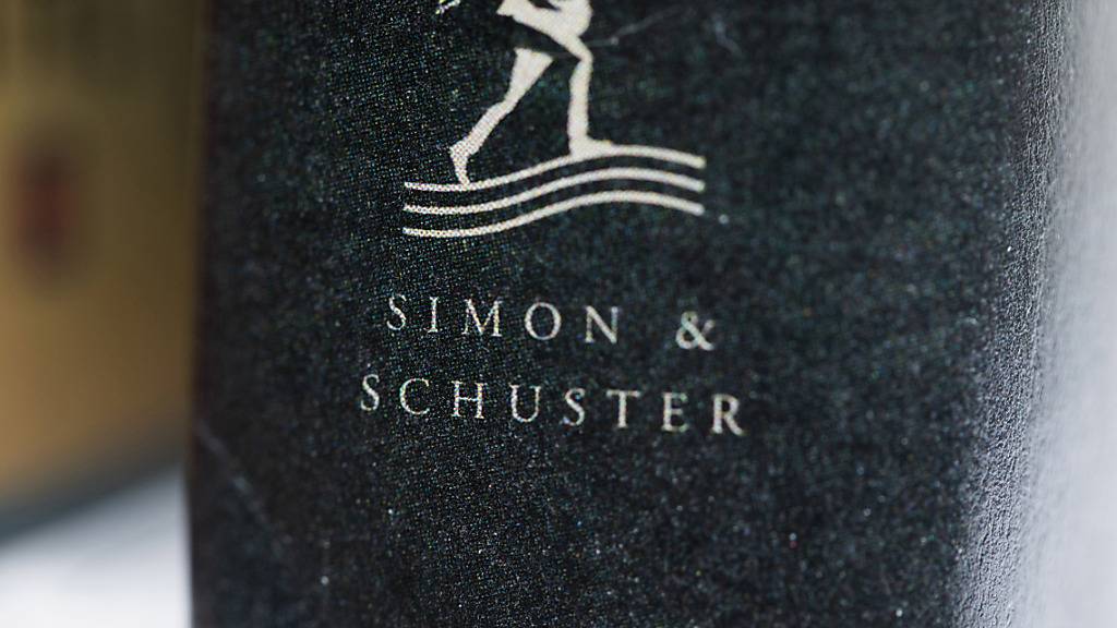 Der bekannte US-Verlag Simon & Schuster soll künftig einem Finanzinvestor gehören. Der Medienriese Paramount einigte sich mit der Investmentfirma KKR auf einen Kaufpreis von 1,62 Milliarden Dollar, wie die Unternehmen am Montag mitteilten.