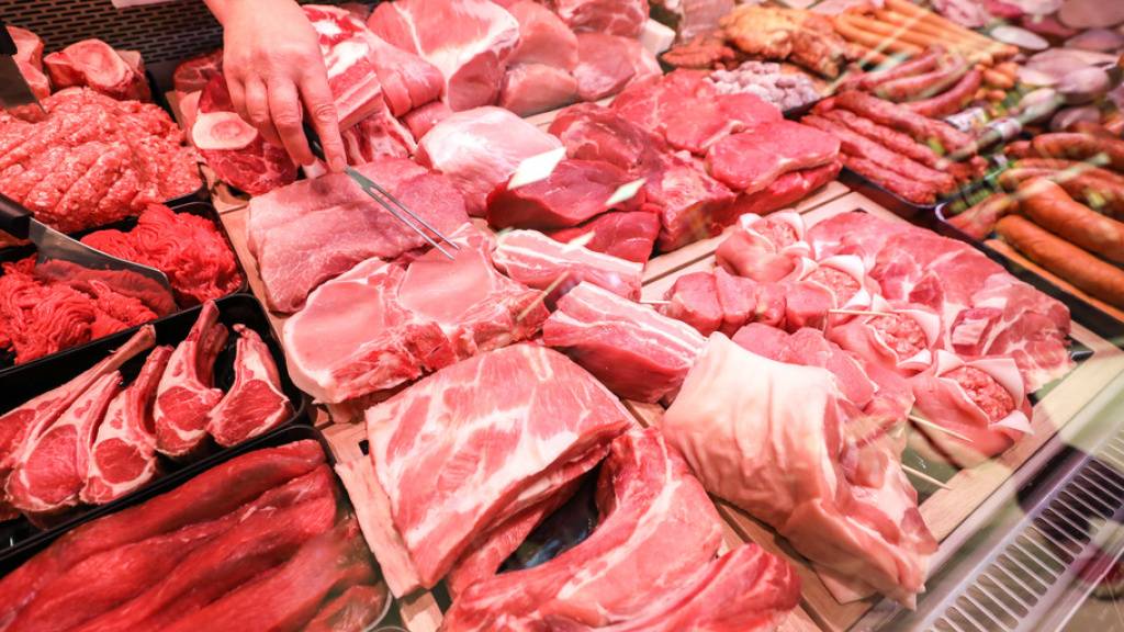Nirgendwo in Europa bezahlen Konsumenten annähernd so viel für Fleisch wie in der Schweiz. Fast das Zweieinhalbfache des EU-Durchschnittspreises berappen Schweizer hierzulande. (Archivbild)