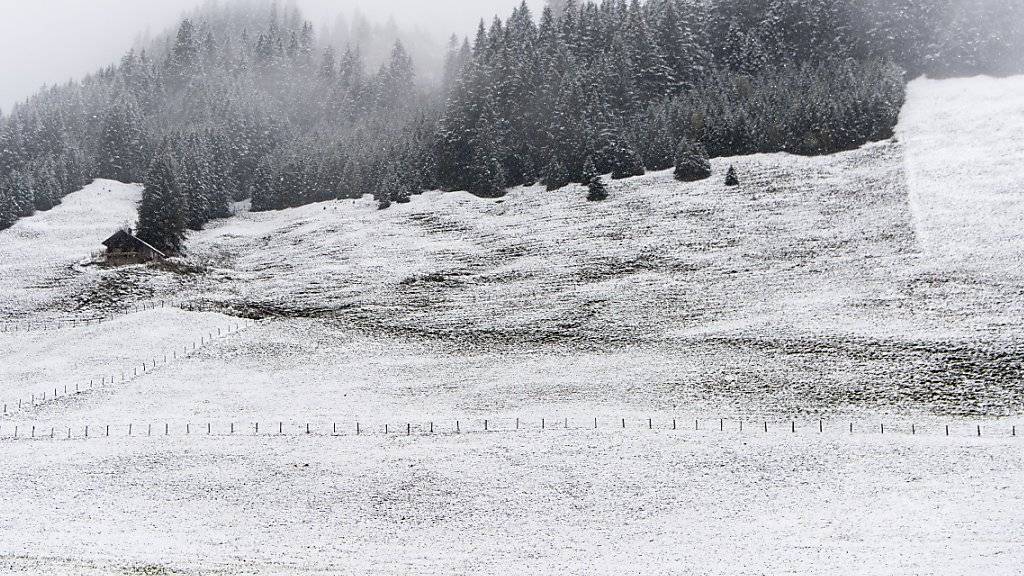 Frisch verschneite Landschaft bei Andermatt. (KEYSTONE/Anthony Anex)
