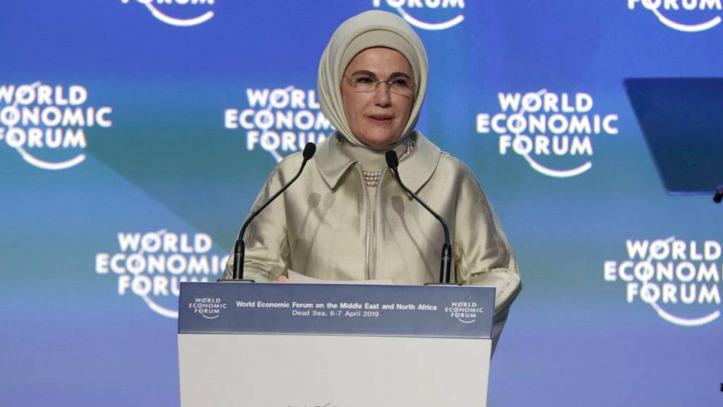 ARCHIV - Emine Erdogan, Frau des türkischen Präsidenten Erdogan, spricht während einer Sitzung des Weltwirtschaftsforums Naher Osten und Nordafrika. Foto: Ahmad Abdo/dpa