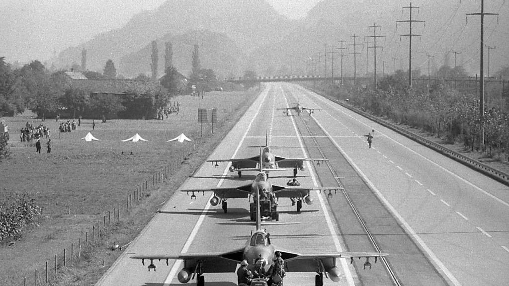 Kampfjets landeten und starteten übungshalber schon im Kalten Krieg auf Autobahnen. Im Bild Maschinen des Typs Hunter auf der A3 bei Walenstadt SG im Jahr 1977. (Archivbild)