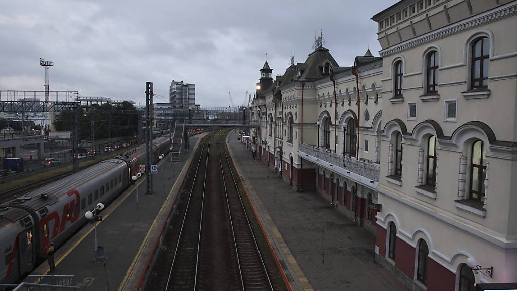 Ein Blick auf den Hauptbahnhof in Wladiwostok, Russland, am frühen Dienstag. Kim, der Machthaber von Nordkorea, ist auf dem Weg nach Russland zu einem Treffen mit Präsident Putin. Foto: -/AP/dpa