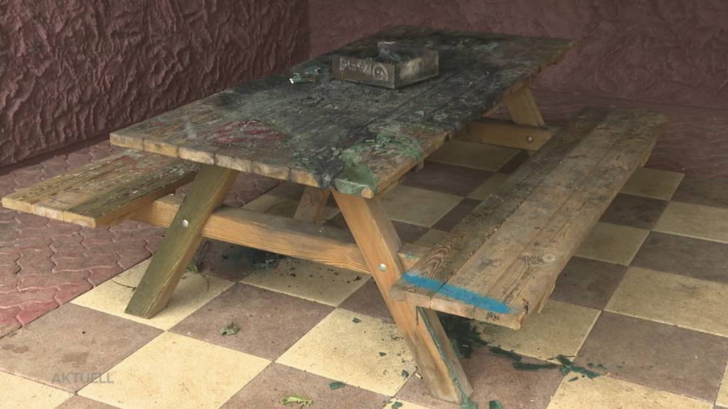 Vandalen? Im solothurnischen Flüh brennt bei der Kirche ein Holztisch