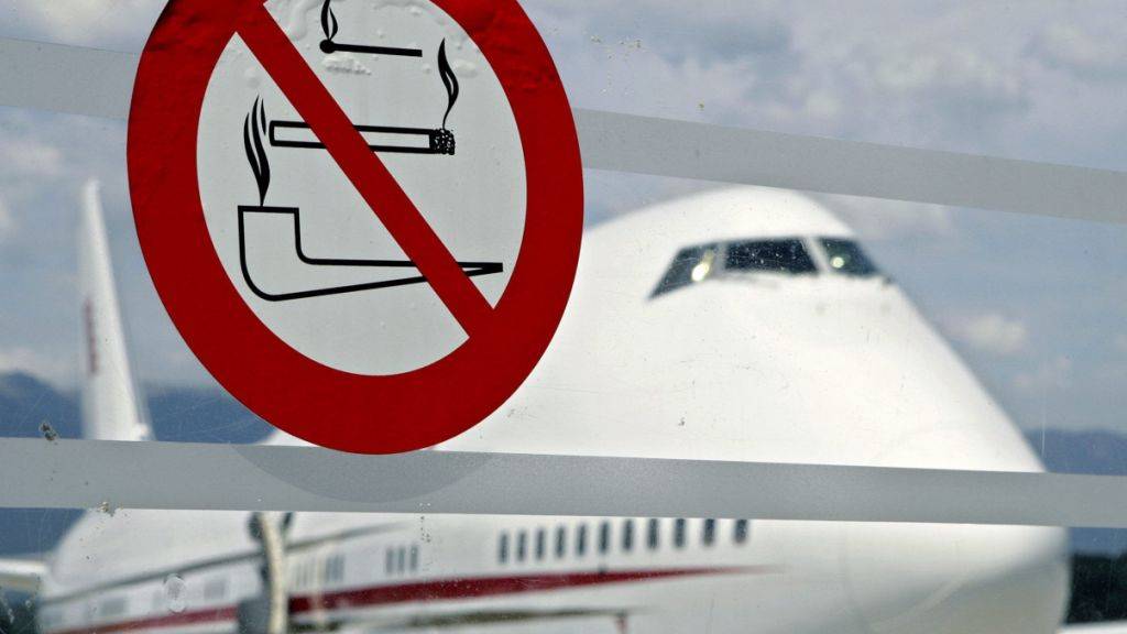 Für «Erstflieger» wichtig und soll Unverbesserliche abschrecken: Rauchverbots-Zeichen (Archiv).