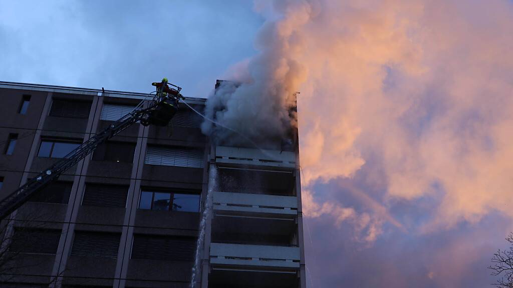 30 Bewohner dieses Mehrfamilienhauses in Cham mussten ihre Wohnung wegen des Brandes verlassen.