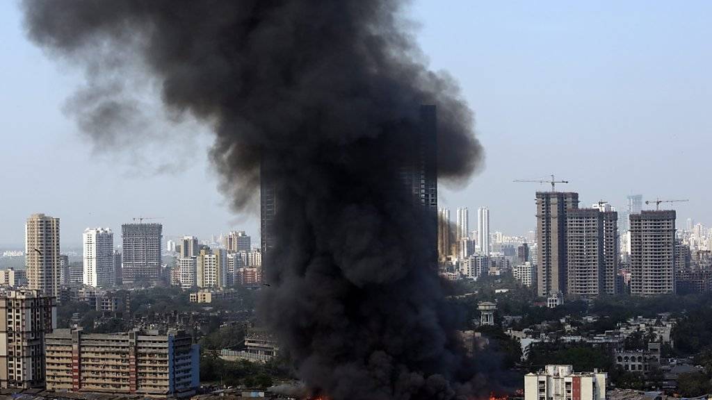 Möbelmarkt in Flammen: Eine schwarze Rauchsäule steigt über der indischen Millionenstadt Mumbai auf.
