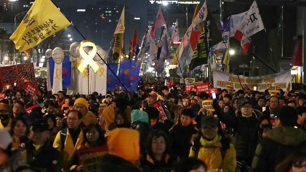 Hunderttausende gingen aus Protest gegen die südkoreanische Präsidentin Park Geun Hye auf die Strasse.