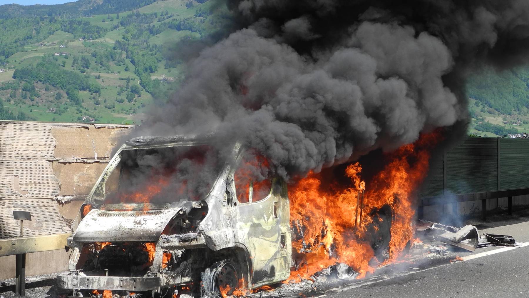 Fahrzeugbrand auf der Autobahn A4
