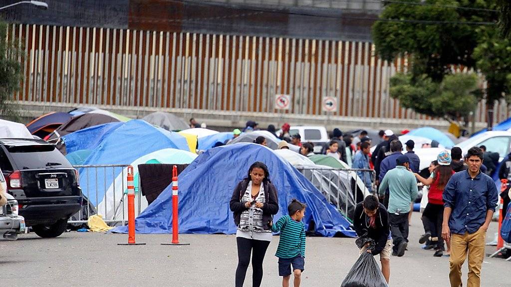 Rekordverdächtige 51'800 Flüchtlinge sind im November an der Grenze zwischen den USA und Mexiko am illegalen Grenzübertritt gehindert worden. Viele von ihnen sind in Tijuana gestrandet.