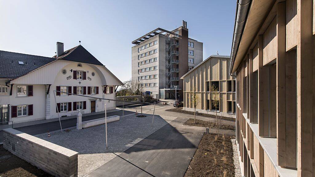 Noch wirkt der Dorfplatz des Juradorfs in Wiedlisbach etwas kahl. Doch ab nächster Woche werden die ersten 56 Bewohnenden die neuen Wohnungen, den Platz und den Dorfladen mit Leben erfüllen.