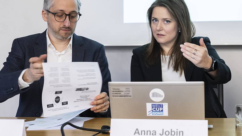 Die Eidgenössische Medienkommission - im Bild Präsidentin Anna Jobin und Vizepräsident Manuel Puppis - empfehlen eine ganzheitliche Strategie für den Umgang mit der Macht von Online-Plattformen.