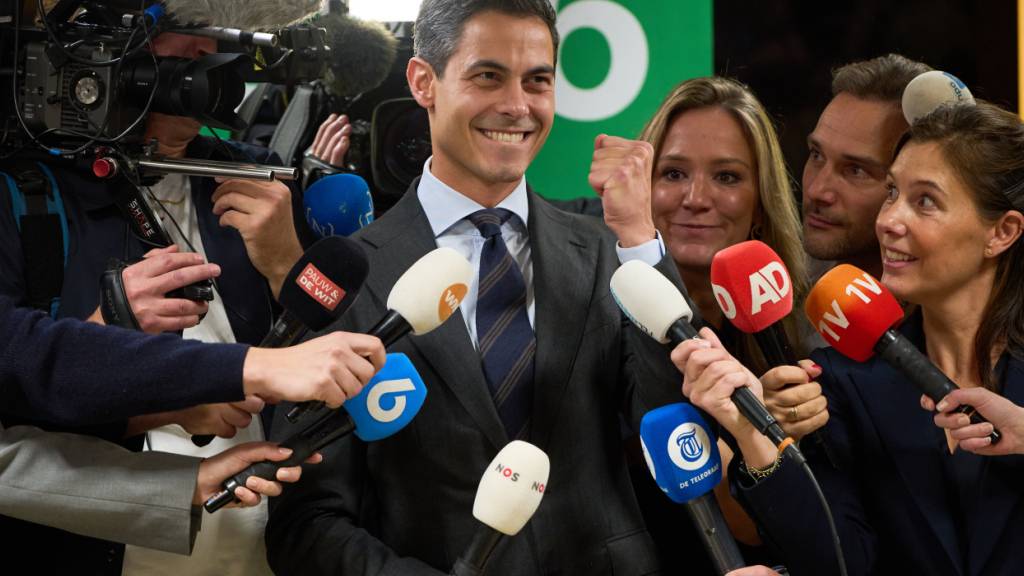 dpatopbilder - Rob Jetten (M), Vorsitzender der Demokraten 66, D66, feiert einen Tag nach der Parlamentswahl im Repräsentantenhaus. Foto: Peter Dejong/AP/dpa