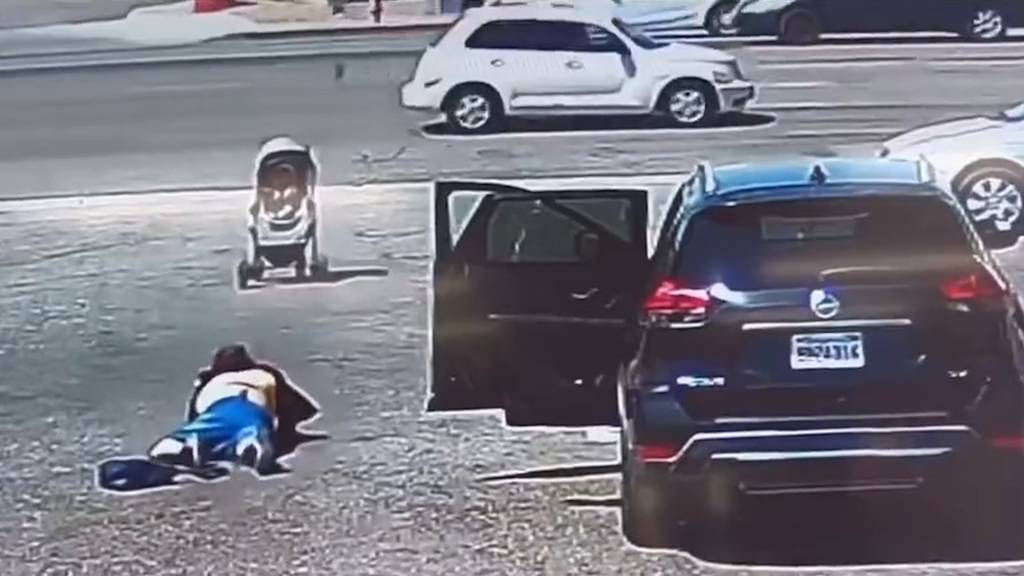 Mann stoppt wegrollenden Kinderwagen in letzter Sekunde