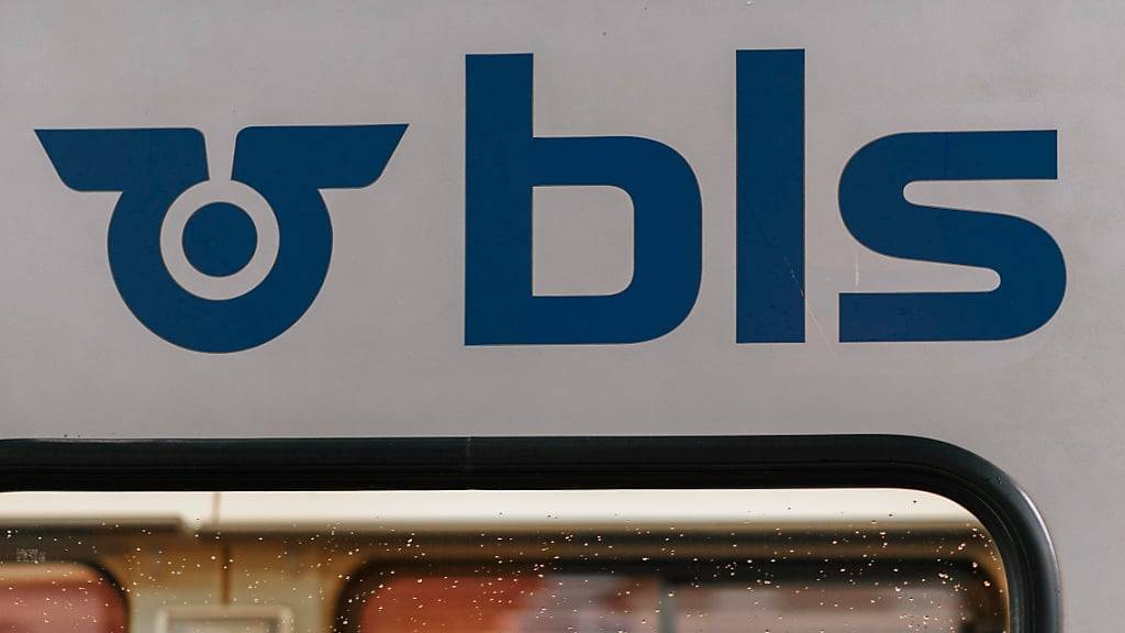 Die BLS setzt künftig auf bargeldlose Billetautomaten.