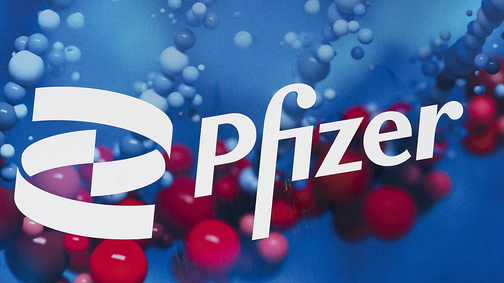 Das Logo des US-Pharmaherstellers Pfizer am Hauptsitz in New York. (Archivbild)