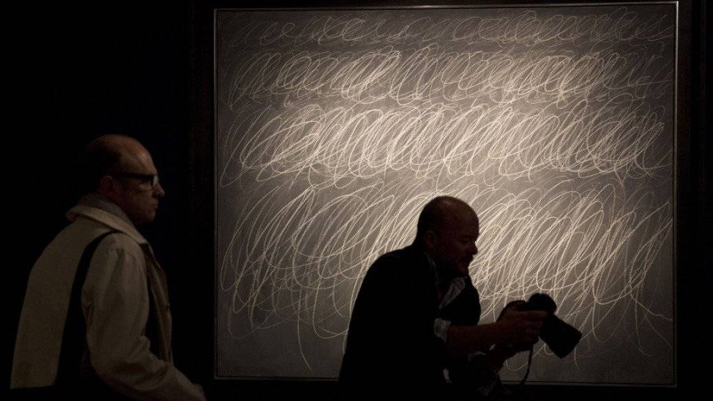 Ein Fotograf vor Cy Twomblys Bild «Untitled» von 1968. Das Werk des 2011 gestorbenen Amerikaners ging bei Sotheby's für 70,5 Millionen Dollar weg (Archiv)