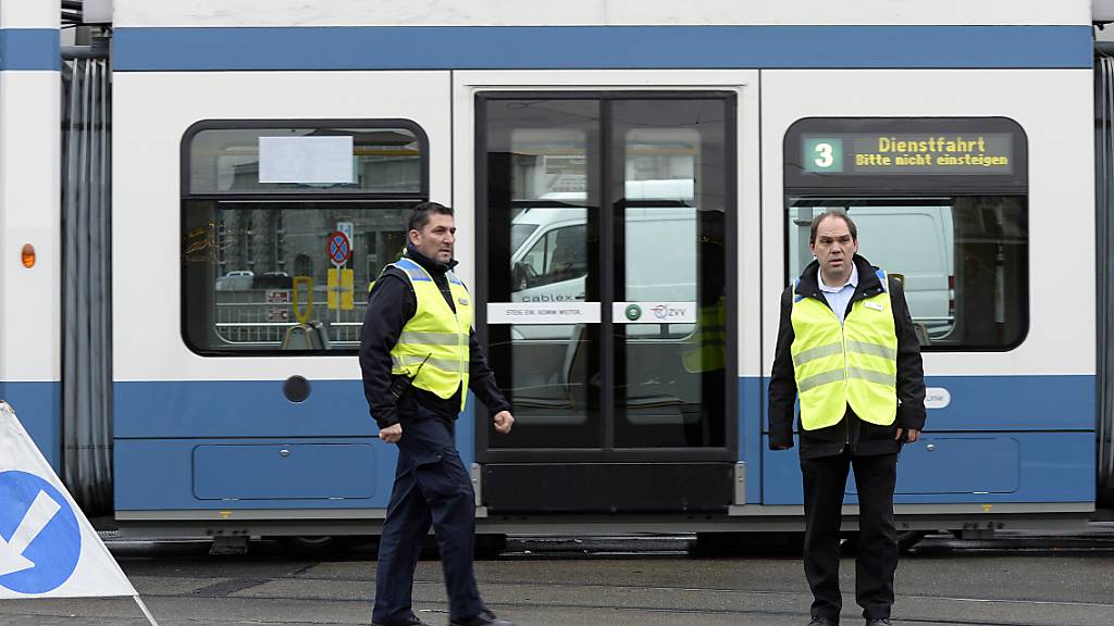 Wegen gefährlicher Situationen nach Fussballspielen im Stadion Letzigrund schränken die VBZ den ÖV rund ums Stadion zeitweise ein. (Symbolbild)