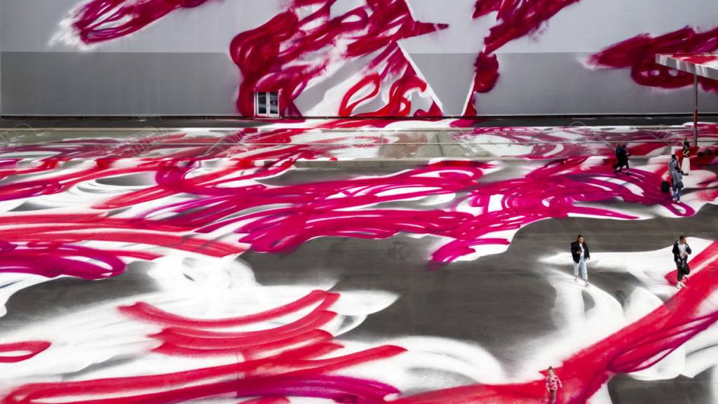 Die deutsche Künstlerin Katharina Grosse hat zur Art Basel den Messeplatz mit einem pink-roten Farbenmeer überzogen.