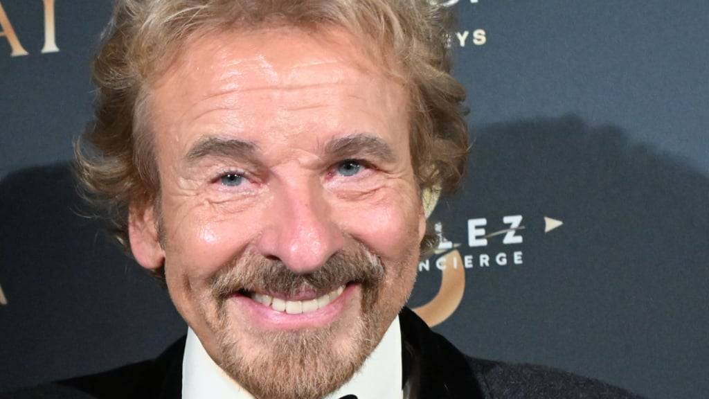 Thomas Gottschalk erhält die Diamant-Romy. Und sagt, er hoffe, dass die mit Edelsteinen besetzte Figur einem Feuer trotze.
