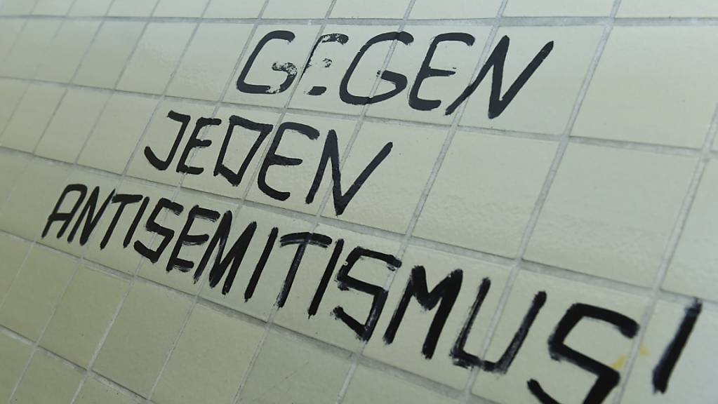 ARCHIV - Der Spruch «Gegen jeden Antisemitismus!» prangt an einer Toilettenwand. Foto: Arne Dedert/dpa
