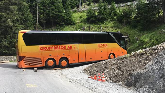 Car steckt fest - Touristen müssen laufen