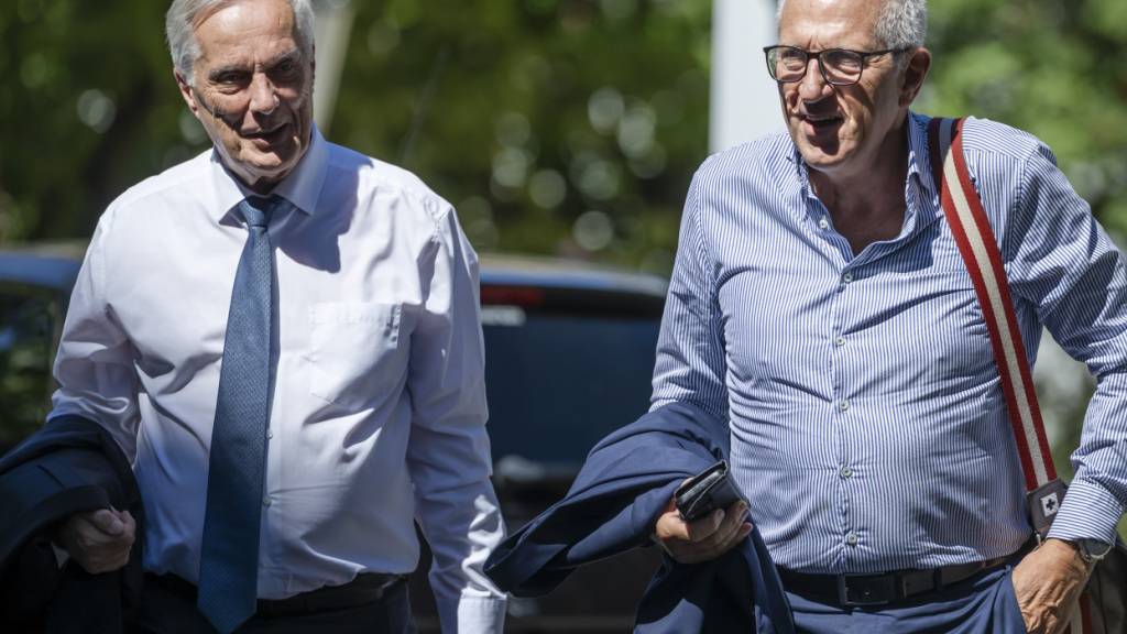 Ex-Raiffeisen Chef Pierin Vincenz (rechts) und sein Anwalt Lorenz Erni auf dem Weg ans Zürcher Obergericht. Vincenz betonte, er habe die Raiffeisen nie schädigen wollen