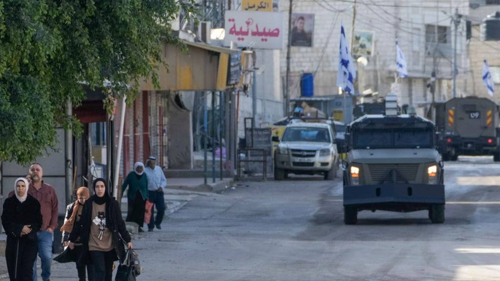 ARCHIV - Fahrzeuge der israelischen Armee sind während einer Militäroperation in der Westjordanland-Stadt Dschenin zu sehen. Foto: Majdi Mohammed/AP/dpa/Archivbild