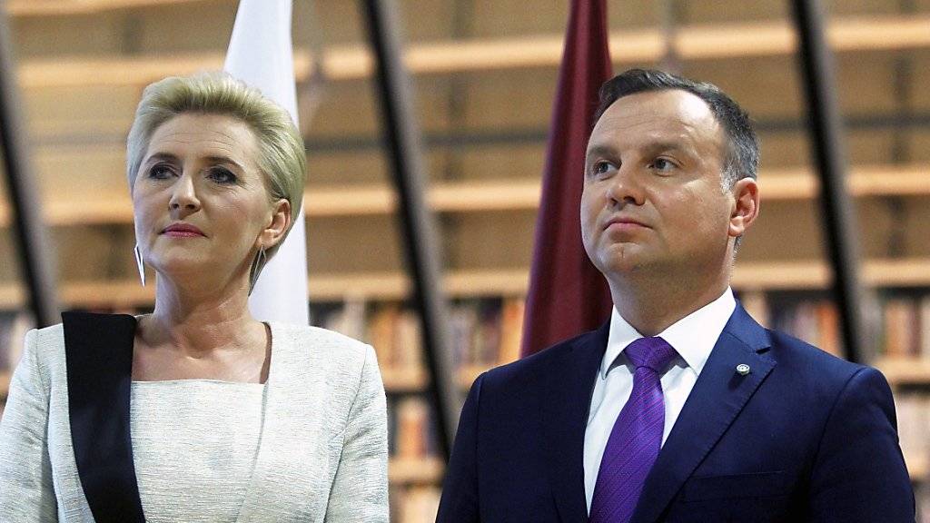 Will rund ein Drittel der obersten Richter pensionieren lassen: Polens Präsident Anderzeij Duda mit Agata Kornhauser-Duda, hier bei einem Empfang in Riga.