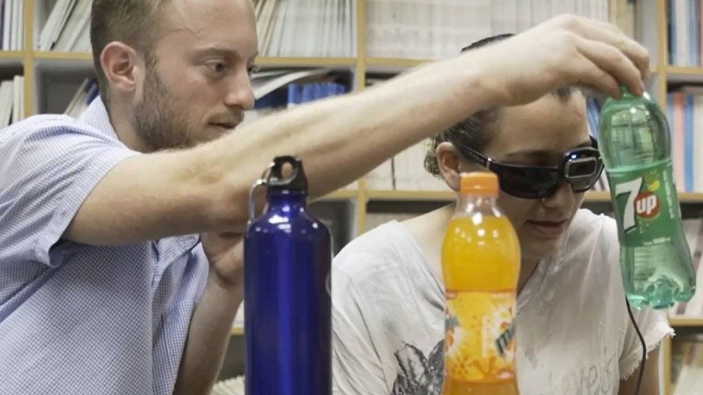 Brille für Blinde: Eine Kamera filmt Objekte und übersetzt die Eigenschaften in Töne oder Musik.