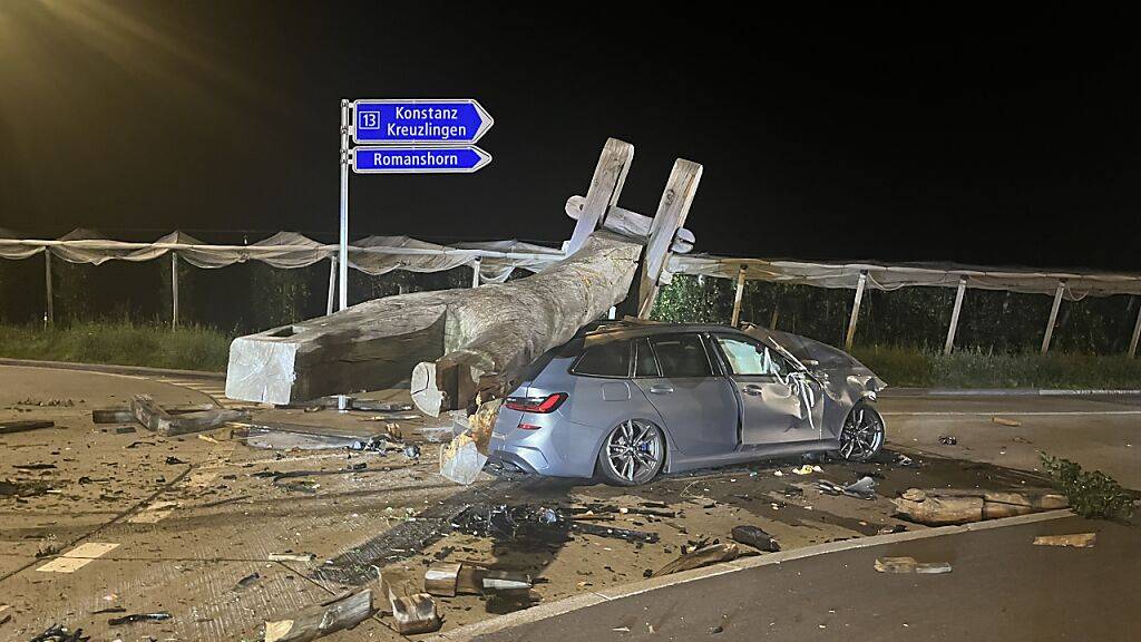 Die Mostpress in der Mitte des Kreisels wurde mehrere Meter weit mitgeschleppt.