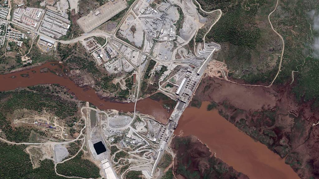 Das Satelliten-Bild zeigt den riesigen Staudamm, der in Äthiopien gebaut wird. Ägypten befürchtet, dass nicht genügend Wasser den Nil herabfliesst, wenn das Wasserkraftwerk einmal in Betrieb ist. (Bild vom 28. Mai)